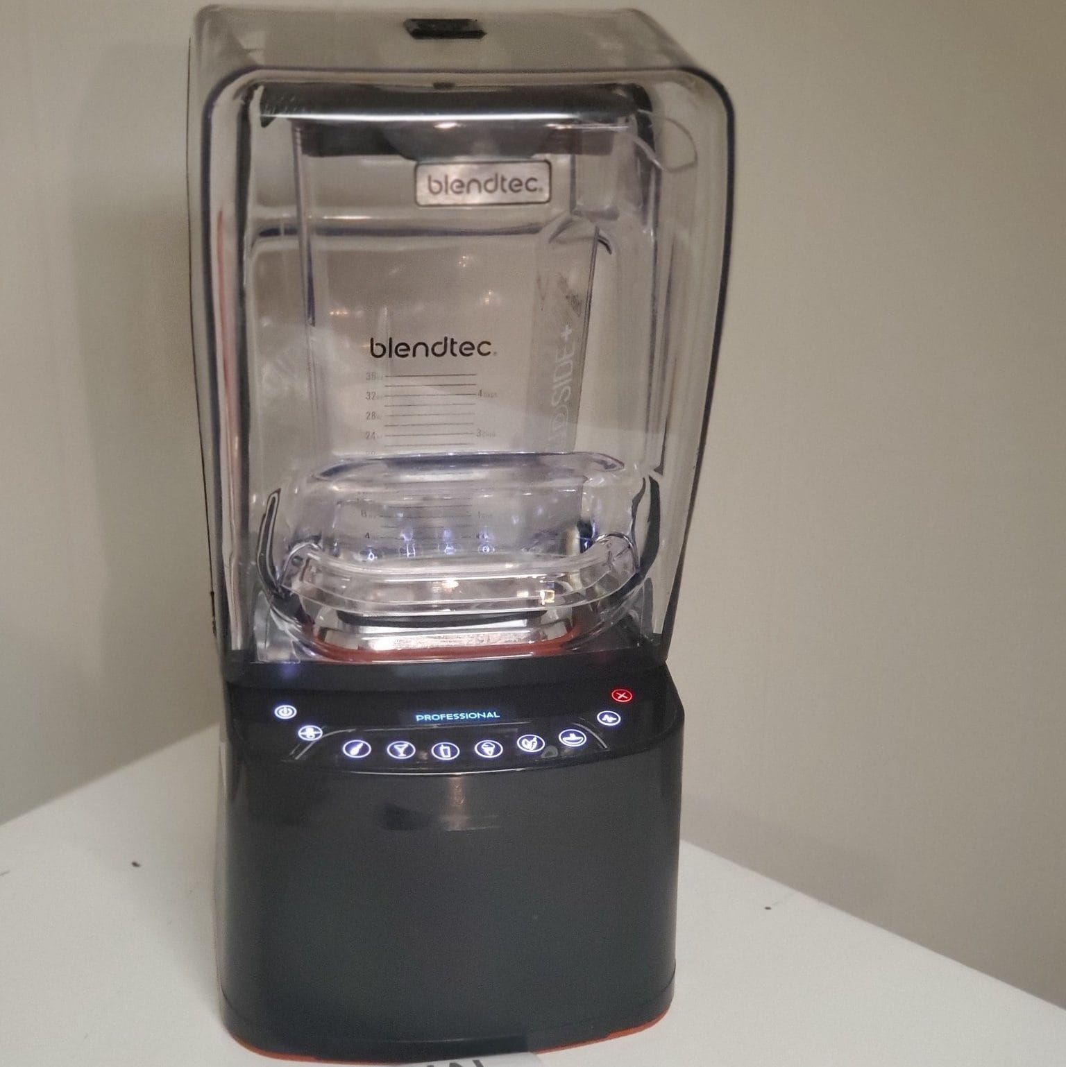 Blendtec 800 is designed to be extremely modern and convenient