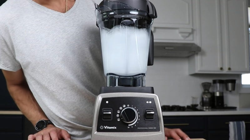 Cleaning Vitamix 750 is a breeze with a self-clean feature